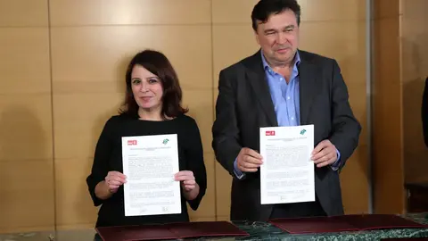 La vicesecretaria general y portavoz del Grupo Socialista en el Congreso, Adriana Lastra; y el presidente de Teruel Existe, Tom&aacute;s Guitarte, muestran el acuerdo firmado entre ambos partidos para la investidura del socialista Pedro S&aacute;nchez