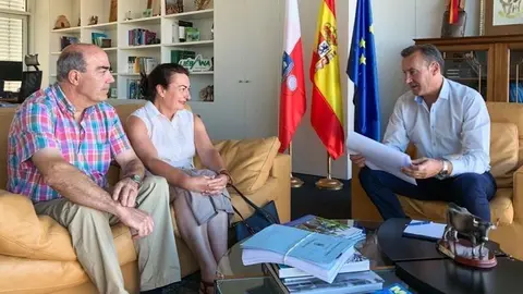 El consejero de Desarrollo Rural, Ganader&iacute;a, Pesca, Alimentaci&oacute;n y Medio Ambiente, Guillermo Blanco, se re&uacute;ne con la alcaldesa de Limpias, Mar&iacute;a del Mar Iglesias, y con el teniente de alcalde del municipio, Jos&eacute; Ram&oacute;n Abascal