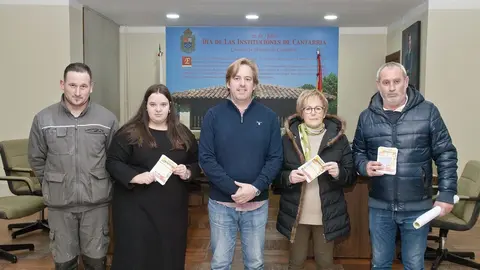 El alcalde de Reoc&iacute;n, Pablo Diestro (centro), entrega los premios de la IV Campa&ntilde;a de Dinamizaci&oacute;n del C