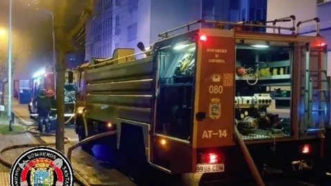 Bomberos de Santander durante las labores de extinci&oacute;n del fuego en un garaje comunitario de Astillero