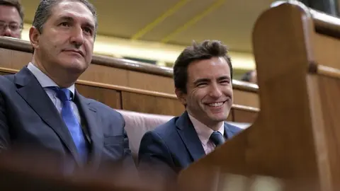 El diputado nacional del PSOE por Cantabria Pedro Casares (derecha)