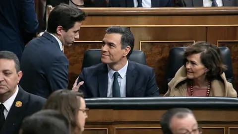 El diputado del PSOE por Cantabria, Pedro Casares, habla con Pedro S&aacute;nchez