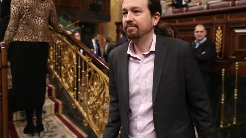 El secretario general de Podemos, Pablo Iglesias, entra en el Congreso de los Diputados, antes de la primera sesi&oacute;n del debate de investidura del candidato socialista a la Presidencia de Gobierno en la XIV Legislatura en Madrid (Espa&ntilde;a), a 4 de enero de 2