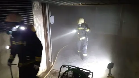 Extinci&oacute;n del incendio en un garaje comunitario