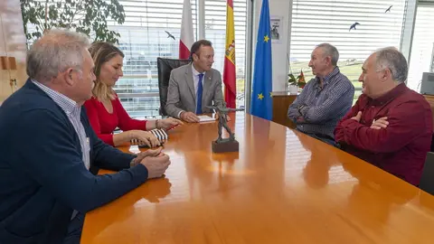 El consejero de Desarrollo Rural, Ganader&iacute;a, Pesca, Alimentaci&oacute;n y Medio Ambiente de Cantabria, Guillermo Blanco (Centro), y la directora general de Pesca, Marta L&oacute;pez, se re&uacute;nen con representantes de la Organizaci&oacute;n de Productores de Pesca de Altura