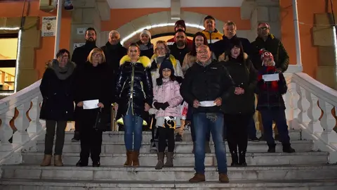 Foto de familia de los galardonados en los concursos de belenes y de iluminaci&oacute;n de Pi&eacute;lagos