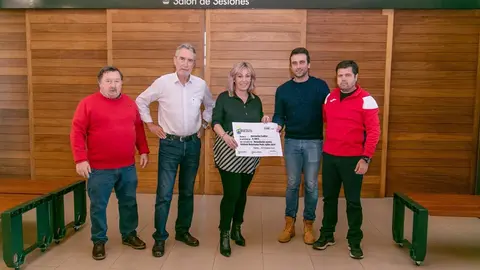 La alcaldesa de Polanco, Rosa D&iacute;az (centro), y el presidente de CanELA, Fernando Mart&iacute;n, entre otros, durante la entrega de la recaudaci&oacute;n de la carrera popular solidaria de Nochebuena