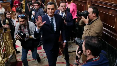 El presidente del Gobierno en funciones, Pedro S&aacute;nchez, abandona el hemiciclo del Congreso, al finalizar la segunda sesi&oacute;n del debate de investidura 