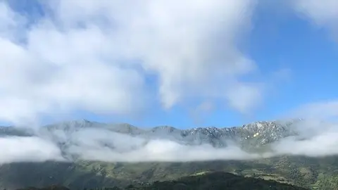 D&iacute;a soleado en la Sierra del Aramo, Asturias, el fin de semana del "veranillo de San Miguel".
