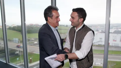 El consejero de Innovaci&oacute;n, Industria, Transporte y Comercio, Francisco Mart&iacute;n, recibe al alcalde de Ribamont&aacute;n al Monte, Joaqu&iacute;n Arco