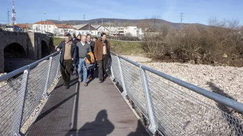 El consejero de Obras P&uacute;blicas, Jos&eacute; Luis Gochicoa, y el alcalde de Reinosa, Jos&eacute; Miguel Barrio, visitan la confluencia de los r&iacute;os Hijar y Ebro afectadas por los desbordamientos del pasado 19 de diciembre