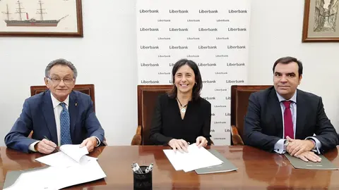 Liberbank firma el convenio para el patrocinio al Sardinero Hockey femenino