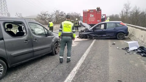 Agentes de la Guardia Civil atienden un accidente de tr&aacute;fico en la N-121