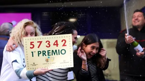 Miembros de la administraci&oacute;n de Do&ntilde;a Manolita celebran haber vendido el primer premio del Sorteo Extraordinario del Ni&ntilde;o, en Madrid (Espa&ntilde;a) a 6 de enero de 2020.