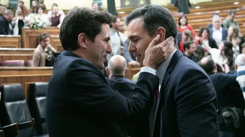 El diputado del PSOE por Cantabria, Pedro Casares, y el presidente Pedro S&aacute;nchez