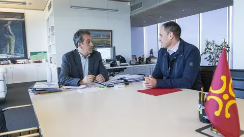 El consejero de Industria, Francisco Mart&iacute;n, y el alcalde de Las Rozas de Valdearroyo, Francisco Ra&uacute;l Calder&oacute;n