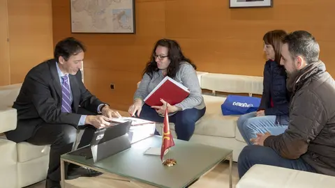 El consejero de Obras P&uacute;blicas, Ordenaci&oacute;n del Territorio y Urbanismo, Jos&eacute; Luis Gochicoa, recibe a la alcaldesa de Ruiloba, Sara Portilla