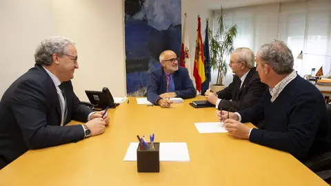 El consejero de Sanidad, Miguel Rodr&iacute;guez, se re&uacute;ne con el presidente y el vicepresidente del Consejo General de Colegios de M&eacute;dicos, Seraf&iacute;n Romero y Tom&aacute;s Cobo, y con el presidente del Colegio de M&eacute;dicos de Cantabria, Javier Hern&aacute;ndez de Sande