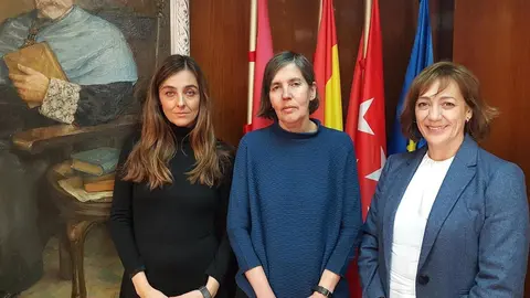 La rectora de la UIMP, Mari Luz Mor&aacute;n, en el centro, con las nuevas directoras de las sedes de Galicia y Sevilla, Obdulia Taboadela y Nieves L&oacute;pez
