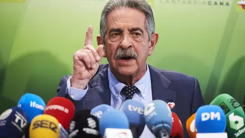 El secretario general del PRC, Miguel &Aacute;ngel Revilla, hoy en rueda de prensa para informar sobre la situaci&oacute;n del partido tras el 'NO' a la investidura de S&aacute;nchez