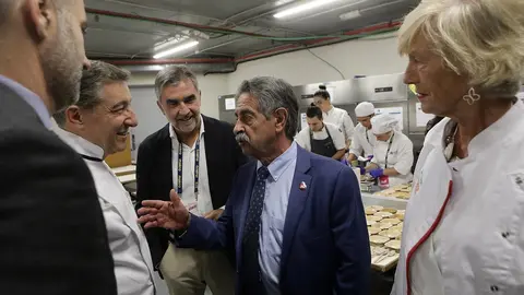 El presidente de Cantabria, Miguel &Aacute;ngel Revilla, y la consejera de Turismo, Marina Lomb&oacute;, conversan con Joan Roca durante su visita a la &uacute;ltima edici&oacute;n de San Sebasti&aacute;n Gastronomika (archivo)