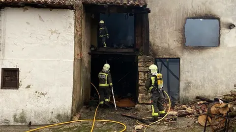 Bomberos del 112 extinguen un incendio en dos cuadras de San Vicente de la Barquera