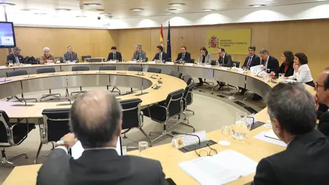 El ministro de Agricultura, Pesca y Alimentaci&oacute;n en funciones, Luis Planas y la ministra de Industria, Comercio y Turismo en funciones, Reyes Maroto durante la reuni&oacute;n con representantes de los sectores agroalimentarios 
