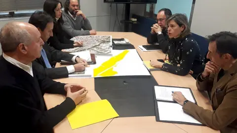 La presidenta de la Confederaci&oacute;n del Ebro, Mar&iacute;a Dolores Pascua, con  el consejero de Obras P&uacute;blicas, Jos&eacute; Luis Gochicoa; la directora general de Obras Hidr&aacute;ulicas y Puertos, Sandra Garc&iacute;a, y el alcalde de Reinosa, Jos&eacute; Miguel Barrio, en Zaragoza  