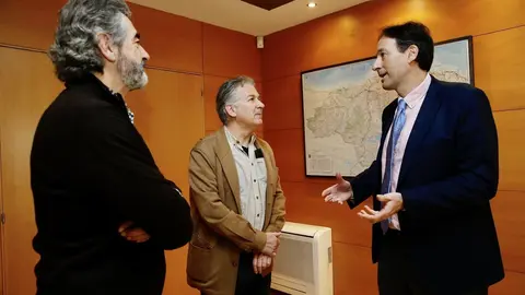 El consejero de Obras P&uacute;blicas, Ordenaci&oacute;n del Territorio y Urbanismo, Jos&eacute; Luis Gochicoa, con los presidentes de la Fundaci&oacute;n Oso Pardo, Guillermo Palomero, y la Fundaci&oacute;n Naturaleza y Hombre (FNYH), Carlos S&aacute;nchez
