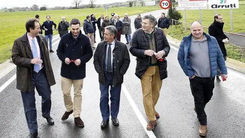 Revilla inaugura las obras de la carretera Pontones-Suesa