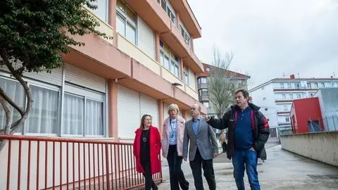 La consejera de Educaci&oacute;n, Marina Lomb&oacute;, durante su visita al CEIP 'Mata Linares'