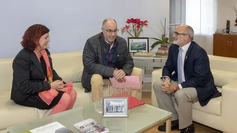 El consejero de Sanidad, Miguel Rodr&iacute;guez, con el alcalde de Arredondo, Leoncio Carrascal