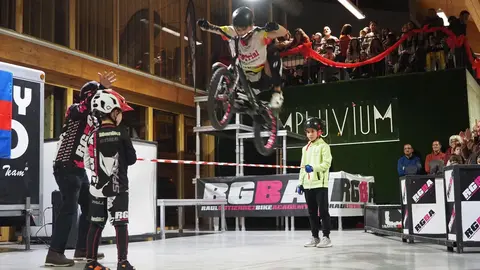 OLYMPUS DIGITAL CAMERA         