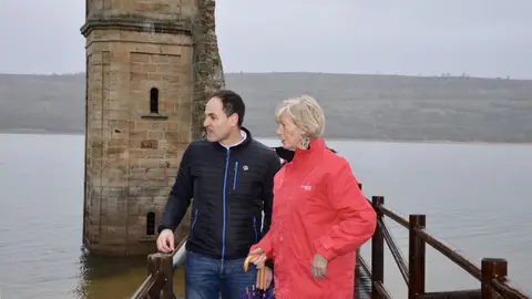 El Gobierno rehabilita la pasarela de acceso a la torre de la iglesia del pantano del Ebro, en Las Rozas de Valdearroyo