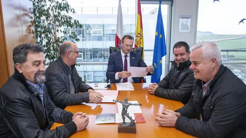El consejero de Desarrollo Rural, Ganader&iacute;a, Pesca, Alimentaci&oacute;n y Medio Ambiente, Guillermo Blanco, con el alcalde de Arredondo, Leoncio Carrascal