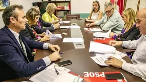 Miembros de las comisiones negociadoras de PRC y PSOE en el Parlamento de Cantabria. Imagen de una de las reuniones que mantuvieron en junio de 2019 para negociar el pacto de Gobierno