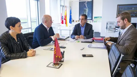 El consejero de Innovaci&oacute;n, Industria, Transporte y Comercio, Francisco Mart&iacute;n, se re&uacute;ne con el alcalde de Cartes, Agust&iacute;n Molleda