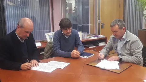El alcalde de Bezana, Alberto Garc&iacute;a Onand&iacute;a y el director general de MARE, Jos&eacute; Mar&iacute;a D&iacute;az, firman el convenio