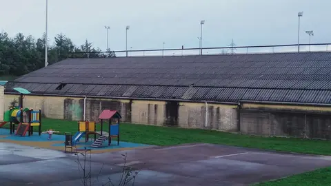 Tejados de amianto en el campo de f&uacute;tbol de las marismas