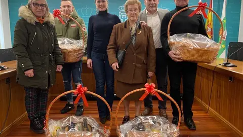 Entrega de las cestas sorteadas entre los participantes en la campa&ntilde;a
