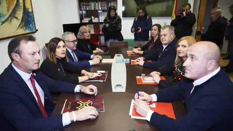 Reuni&oacute;n de las comisiones negociadoras de PRC y PSOE en el Parlamento de Cantabria