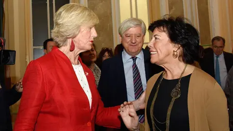 La consejera de Educaci&oacute;n, Marina Lomb&oacute;, con la ministra de Educaci&oacute;n, Isabel Cel&aacute;a, en la toma de posesi&oacute;n