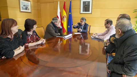 El presidente de Cantabria, Miguel &Aacute;ngel Revilla, recibe al director del IES R&iacute;a del Carmen de Camargo, Javier Barba, con motivo del 50 aniversario del centro