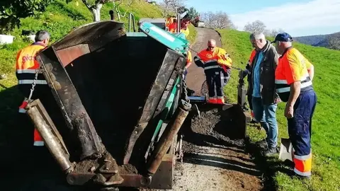 El Ayuntamiento de Hazas de Cesto comienza el asfaltado en el barrio El Carite con un presupuesto de 12.590 euros