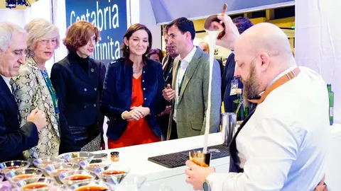 La ministra de Turismo, Reyes Maroto, visita el espacio de Cantabria en Madrid Fusi&oacute;n acompa&ntilde;ada de la consejera, Marina Lomb&oacute;