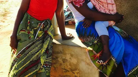 Imagen de mujeres en las escuelas contru&iacute;das en Mozambique