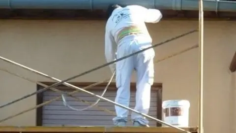 Alba&ntilde;il trabajando en una casa