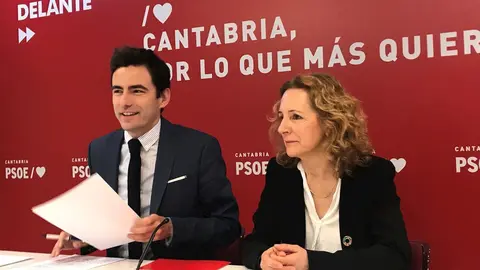 El diputado y la senadora del PSOE por Cantabria, Pedro Casares e Isabel Fern&aacute;ndez, respectivamente, en rueda de prensa