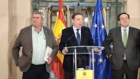 El ministro de Agricultura, Pesca y Alimentaci&oacute;n, Luis Planas, con representantes de los agricultores