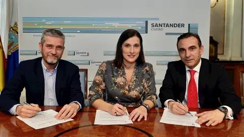 El concejal de Innovaci&oacute;n de Santander, Javier Ceruti; la alcaldesa, Gema Igual, y el director del Banco Santander en Cantabria, Manuel Iturbe